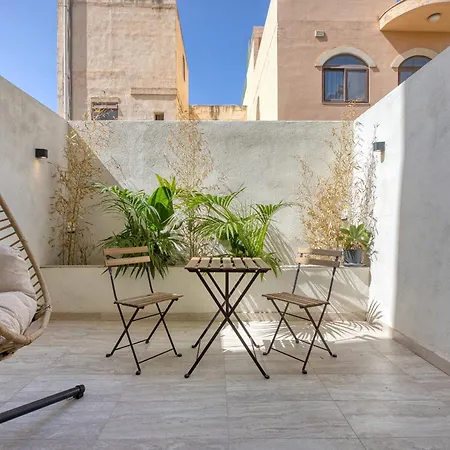 Designer Furnished With Yard Aroc1-1