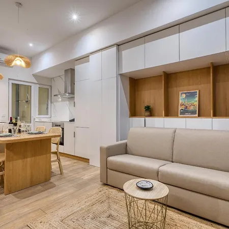 Designer Furnished With Yard Aroc1-1 Apartman