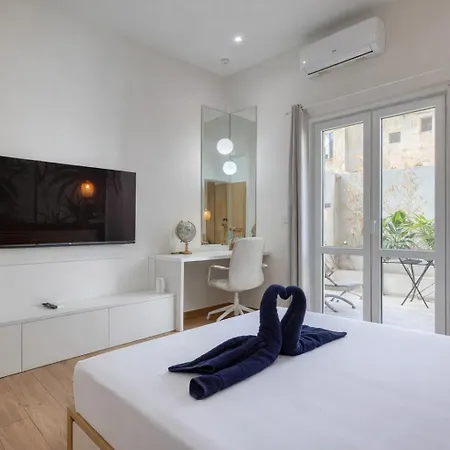 Designer Furnished With Yard Aroc1-1 Apartman Sliema