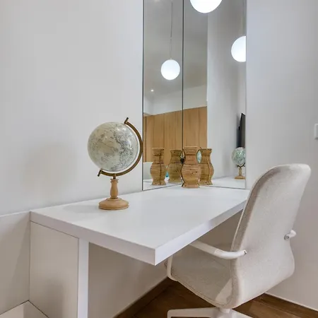 Designer Furnished With Yard Aroc1-1