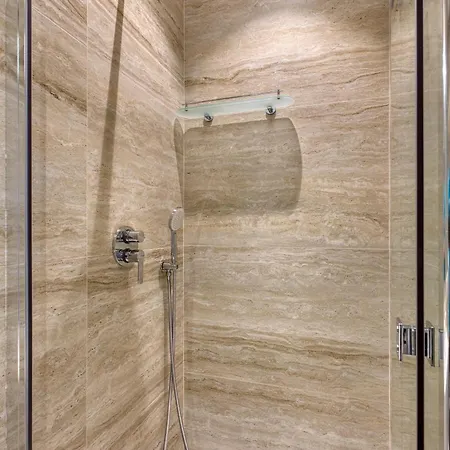 Designer Furnished With Yard Aroc1-1 Apartman