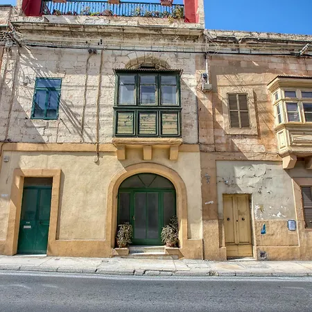 Designer Furnished With Yard Aroc1-1 Sliema